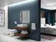 Waschplatz mit freistehender Armatur von Ideal Standard, eingebaut in Holzregal mit Handtüchern, vor blauer Wand mit geometrischem Muster, angrenzendem Schlafzimmer.
